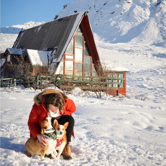 Your Alaskan Posher, Shelby! Let’s recycle fashion together 🌿🖤🏔🤩🙌🏼 - Picture 4 of 11